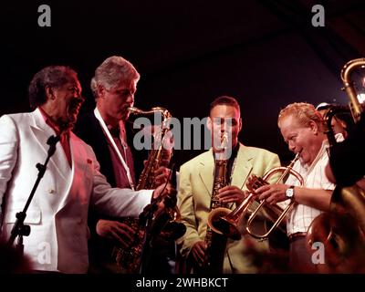 Präsident Bill Clinton spielt Saxophon mit Jazzmusikern beim 14. Jahrestag des Newport Jazz Festivals auf dem Gelände des Südens - Foto von Sharon Farmer 1993 Stockfoto