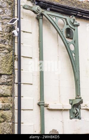 Historisches Artefakt, ein Kran in einem oberen Stockwerk in Victoria St, Upper Settle....beyond Junction Lodge Stockfoto