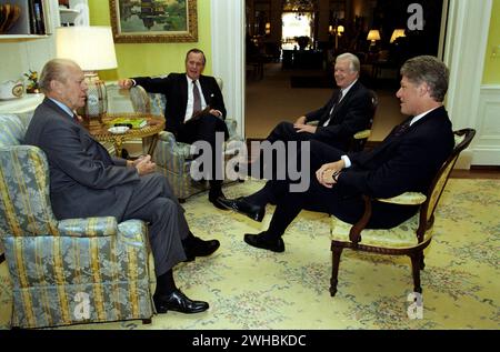 Drei ehemalige Präsidenten treffen sich mit Präsident Bill Clinton im Weißen Haus zu einem NAFTA-Frühstückstreffen am 14. September 1993: Gerald R. Ford, George H.W. Bush und Jimmy Carter Stockfoto