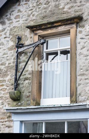 Historisches Artefakt, ein Kran in einem oberen Stockwerk in Victoria St, Upper Settle....beyond Junction Lodge Stockfoto