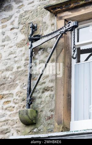 Historisches Artefakt, ein Kran in einem oberen Stockwerk in Victoria St, Upper Settle....beyond Junction Lodge Stockfoto