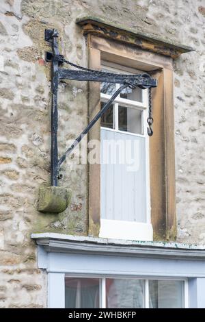 Historisches Artefakt, ein Kran in einem oberen Stockwerk in Victoria St, Upper Settle....beyond Junction Lodge Stockfoto