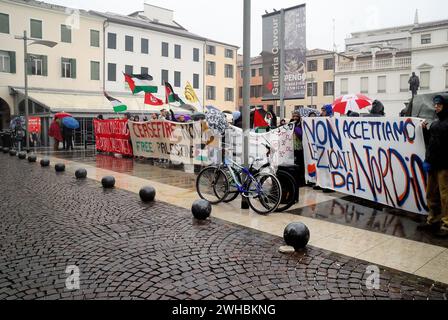 Padua, 9. Februar 2024. Die Polizei verhindert, dass die Studenten während der Feierlichkeiten das Universitätsgelände betreten. Die Studenten bestreiten die Wahl des Rektors, den Justizminister Carlo Nordio einzuladen. Sie protestieren auch gegen die Universität Padua, die Forschungsprojekte für militärische Zwecke betreibt. Credits : Ferdinando Piezzi/Alamy Live News Stockfoto