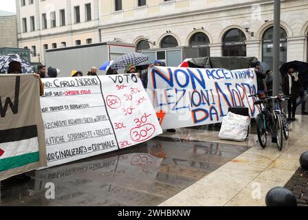 Padua, 9. Februar 2024. Die Polizei verhindert, dass die Studenten während der Feierlichkeiten das Universitätsgelände betreten. Die Studenten bestreiten die Wahl des Rektors, den Justizminister Carlo Nordio einzuladen. Sie protestieren auch gegen die Universität Padua, die Forschungsprojekte für militärische Zwecke betreibt. Credits : Ferdinando Piezzi/Alamy Live News Stockfoto