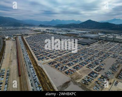 Ningde. Februar 2024. Ein Foto der Luftdrohne vom 8. Februar 2024 zeigt Fahrzeuge für Exportparkplätze am Landhafen Ningde in Ningde, südöstlicher chinesischer Provinz Fujian. Der Landhafen von Ningde mit Eisenbahnlinien für den Fahrzeugtransport sowie Be- und Entladeplattformen diente als Logistikzentrum und Versandzentrum für Fahrzeuge, die in globale Märkte exportiert werden sollen. Quelle: Zhou Yi/Xinhua/Alamy Live News Stockfoto