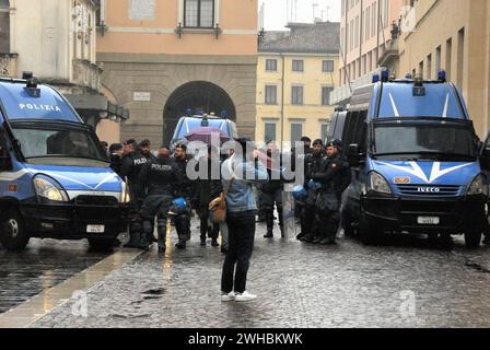 Padua, 9. Februar 2024. Die Polizei verhindert, dass die Studenten während der Feierlichkeiten das Universitätsgelände betreten. Die Studenten bestreiten die Wahl des Rektors, den Justizminister Carlo Nordio einzuladen. Sie protestieren auch gegen die Universität Padua, die Forschungsprojekte für militärische Zwecke betreibt. Die Polizei blockiert den Zugang zur Universität. Credits : Ferdinando Piezzi/Alamy Live News Stockfoto