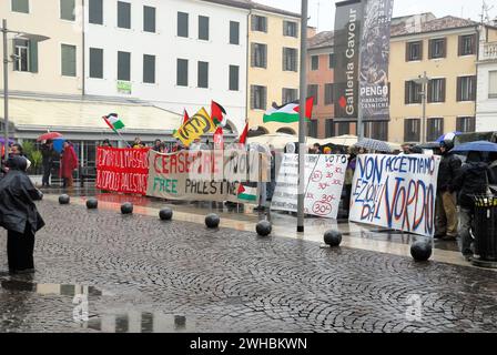 Padua, 9. Februar 2024. Die Polizei verhindert, dass die Studenten während der Feierlichkeiten das Universitätsgelände betreten. Die Studenten bestreiten die Wahl des Rektors, den Justizminister Carlo Nordio einzuladen. Sie protestieren auch gegen die Universität Padua, die Forschungsprojekte für militärische Zwecke betreibt. Credits : Ferdinando Piezzi/Alamy Live News Stockfoto