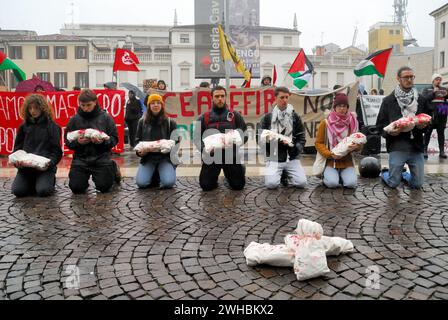 Padua, 9. Februar 2024. Die Polizei verhindert, dass die Studenten während der Feierlichkeiten das Universitätsgelände betreten. Die Studenten bestreiten die Wahl des Rektors, den Justizminister Carlo Nordio einzuladen. Sie protestieren auch gegen die Universität Padua, die Forschungsprojekte für militärische Zwecke betreibt. Der Flashmob palästinensische Kinder wurden getötet. Credits : Ferdinando Piezzi/Alamy Live News Stockfoto