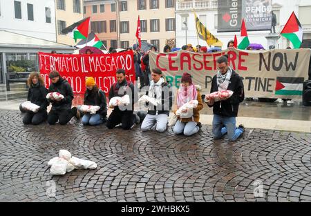 Padua, 9. Februar 2024. Die Polizei verhindert, dass die Studenten während der Feierlichkeiten das Universitätsgelände betreten. Die Studenten bestreiten die Wahl des Rektors, den Justizminister Carlo Nordio einzuladen. Sie protestieren auch gegen die Universität Padua, die Forschungsprojekte für militärische Zwecke betreibt. Der Flashmob palästinensische Kinder wurden getötet. Credits : Ferdinando Piezzi/Alamy Live News Stockfoto