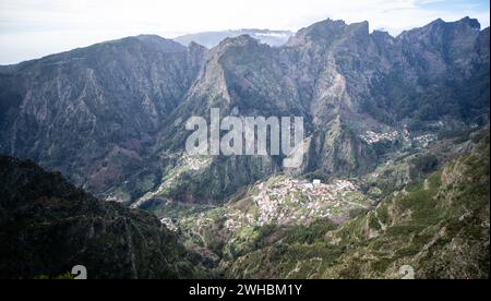 Tal der Nonnen Madeira Insel Portugal. Blick auf das Dorf von den Bergen. Stockfoto