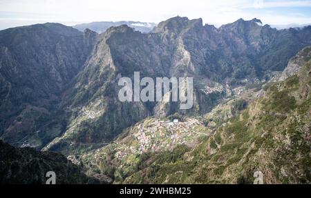 Tal der Nonnen Madeira Insel Portugal. Blick auf das Dorf von den Bergen. Stockfoto