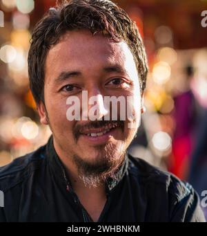 Ein Porträt eines muslimischen Ladakhi-Mannes, der in die Kamera lächelt. Stockfoto