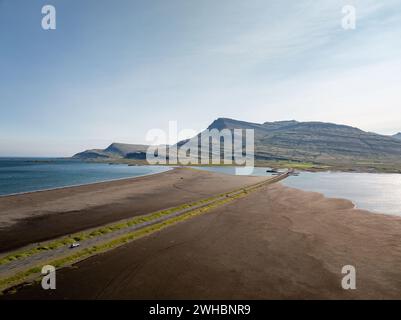 Atemberaubender Panoramablick auf den unglaublichen isländischen Fjord, mit Bergen in der Ferne, entlang der berühmten Ringstraße, Luftaufnahme. Reiseziel, und Stockfoto
