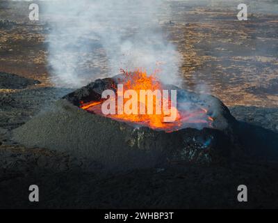 Fantastisch direkt über der Nahaufnahme von kochender glühender Lava in einem Vulkankrater, aus der Luft. Erstaunliches Naturphänomene-Konzept. Stockfoto