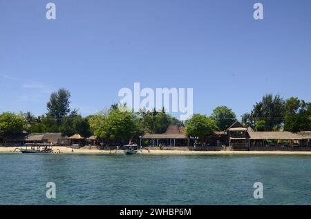 Das blaue Meer ist von bezaubernden grünen Hügeln umgeben Stockfoto