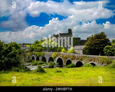 Glanworth Brücke über den Fluss Funshion und Glanworth Castle, County Cork, Irland Stockfoto