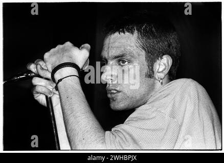 John 'Haggis' Hegarty von der Band Emperor of Ice Cream spielte am 3. Juni 1994 am Cardiff University Terminal in Cardiff, Wales. Foto: Rob Watkins. INFO: Emperor of Ice Cream, eine irische Alternative Rock Band, die in den 90er Jahren gegründet wurde, lieferte einen dynamischen und gitarrengesteuerten Sound. Ihr Album The Sunshine Here zeigte ihre melodischen Empfindlichkeiten. Obwohl sie nur kurzlebig waren, hinterließen sie einen Eindruck in der irischen Musikszene. Stockfoto