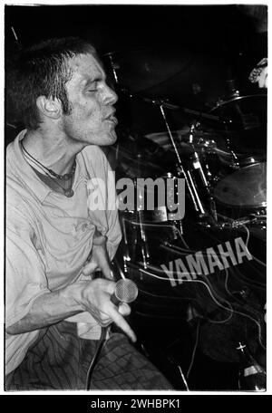 John 'Haggis' Hegarty von der Band Emperor of Ice Cream spielte am 3. Juni 1994 am Cardiff University Terminal in Cardiff, Wales. Foto: Rob Watkins. INFO: Emperor of Ice Cream, eine irische Alternative Rock Band, die in den 90er Jahren gegründet wurde, lieferte einen dynamischen und gitarrengesteuerten Sound. Ihr Album The Sunshine Here zeigte ihre melodischen Empfindlichkeiten. Obwohl sie nur kurzlebig waren, hinterließen sie einen Eindruck in der irischen Musikszene. Stockfoto