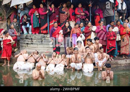 Bhaktapur, Nepal. Februar 2024. Nepalesische Hindu-Anhänger treffen sich zum Baden während eines einmonatigen Swasthani Brata Katha Festivals in Bhaktapur. Das monatelange Festival, das Gott Madhavnarayan und Göttin Swasthani gewidmet ist, beinhaltet die Rezitation von Volksgeschichten über wundersame Meisterleistungen, die von ihnen in vielen Hinduhaushalten durchgeführt werden. Quelle: SOPA Images Limited/Alamy Live News Stockfoto