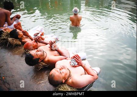 Bhaktapur, Nepal. Februar 2024. Hinduistische Gläubige beten den Hanuman Ghat Fluss während des Swasthani Brata Katha Festivals in Bhaktapur. Das monatelange Festival, das Gott Madhavnarayan und Göttin Swasthani gewidmet ist, beinhaltet die Rezitation von Volksgeschichten über wundersame Meisterleistungen, die von ihnen in vielen Hinduhaushalten durchgeführt werden. Quelle: SOPA Images Limited/Alamy Live News Stockfoto