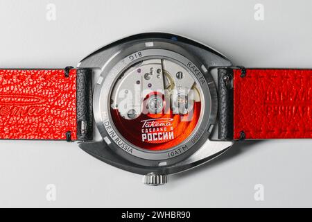 Sankt Petersburg, Russland - 22. November 2023: Raketa Big Zero Black 0296, Herrenuhrwerk hinter transparentem Gehäuse, Uhren-Design aus der Sowjetzeit. Stockfoto