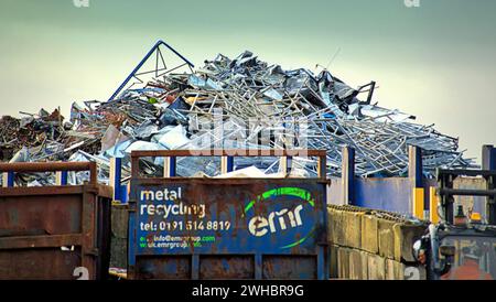 Glasgow, Schottland, Großbritannien. Februar 2024. Scrapyard in Diesel Works Schiffbau River Barclay Curle schottland bewölkt am Flussufer und tanzende Welle das längste Wandbild der Stadt feiert das Erbe des Flusses clyde und verläuft entlang des Ufers und veranschaulicht seine Stätten und Geschichte, wo die ehemalige Werft in Scotstoun eine Scrapyard im Schatten des Flusses ist der titan-Kran. Credit Gerard Ferry/Alamy Live News Stockfoto