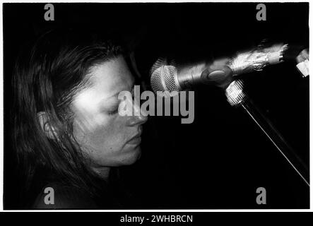 MARY LORSON, MADDER ROSE, NEWPORT, 1994: Sängerin Mary Lorson von der Indie-Band Madder Rose bei den legendären TJs in Newport, Wales, Großbritannien am 1. Februar 1994. Foto: Rob Watkins. INFO: Madder Rose, eine amerikanische Alternative Rock Band, die in den frühen 90er Jahren gegründet wurde, begeisterte die Hörer mit ihrem traumhaften und gitarrengetriebenen Sound. Alben wie „Panic On“ zeigten ihre melodischen Empfindlichkeiten und hinterließen mit ihren emotionalen und atmosphärischen Kompositionen einen Eindruck in der alternativen Musiklandschaft. Stockfoto