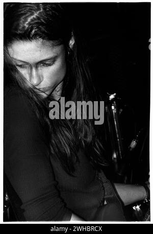 MARY LORSON, MADDER ROSE, NEWPORT, 1994: Sängerin Mary Lorson von der Indie-Band Madder Rose bei den legendären TJs in Newport, Wales, Großbritannien am 1. Februar 1994. Foto: Rob Watkins. INFO: Madder Rose, eine amerikanische Alternative Rock Band, die in den frühen 90er Jahren gegründet wurde, begeisterte die Hörer mit ihrem traumhaften und gitarrengetriebenen Sound. Alben wie „Panic On“ zeigten ihre melodischen Empfindlichkeiten und hinterließen mit ihren emotionalen und atmosphärischen Kompositionen einen Eindruck in der alternativen Musiklandschaft. Stockfoto