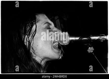 MARY LORSON, MADDER ROSE, NEWPORT, 1994: Sängerin Mary Lorson von der Indie-Band Madder Rose bei den legendären TJs in Newport, Wales, Großbritannien am 1. Februar 1994. Foto: Rob Watkins. INFO: Madder Rose, eine amerikanische Alternative Rock Band, die in den frühen 90er Jahren gegründet wurde, begeisterte die Hörer mit ihrem traumhaften und gitarrengetriebenen Sound. Alben wie „Panic On“ zeigten ihre melodischen Empfindlichkeiten und hinterließen mit ihren emotionalen und atmosphärischen Kompositionen einen Eindruck in der alternativen Musiklandschaft. Stockfoto