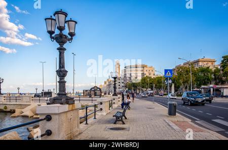 Küste der Stadt Bari mit den charakteristischen Straßenlaternen, Bari, Region Apulien, Süditalien, Europa, September, 17, 2022 Stockfoto