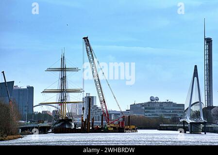 Glasgow, Schottland, Großbritannien. Februar 2024. Das Projekt der Govan-Partick Bridge umfasst den Bau einer neuen Fußgänger-/Radbrücke über den Fluss Clyde Cloudy und die Tanzwelle, das längste Wandgemälde der Stadt, feiert das Erbe des Flusses clyde und verläuft entlang des Ufers und veranschaulicht die Orte und die Geschichte der neuen Brücke nach govan wird neben dem Museum und dem Clipper-Schiff Glenlee gebaut, während das neueste Kriegsschiff der Marine hms glasgow auf der anderen Bank von Bae-Systemen gebaut wird. Credit Gerard Ferry/Alamy Live News Stockfoto