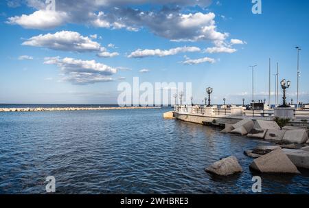 Am Meer der Stadt Bari mit den charakteristischen Straßenlaternen, Bari, Region Apulien, Süditalien, Europa, Stockfoto