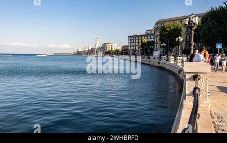 Küste der Stadt Bari mit den charakteristischen Straßenlaternen, Bari, Region Apulien, Süditalien, Europa, September, 17, 2022 Stockfoto