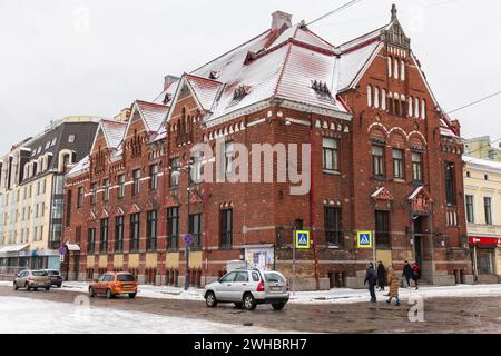 Vyborg, Russland - 18. Februar 2023: Blick auf die Straße mit einem alten Wohnhaus aus rotem Backstein Stockfoto