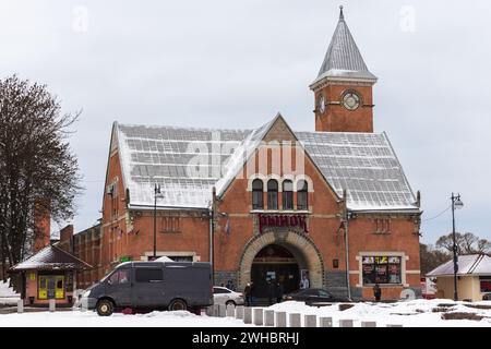 Vyborg, Russland - 18. Februar 2023: Blick auf die Straße mit einem alten Marktplatz aus rotem Backstein Stockfoto