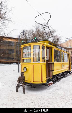 Vyborg, Russland - 18. Februar 2023: Alte gelbe Straßenbahncafeteria mit einer Jungen-Skulptur Stockfoto