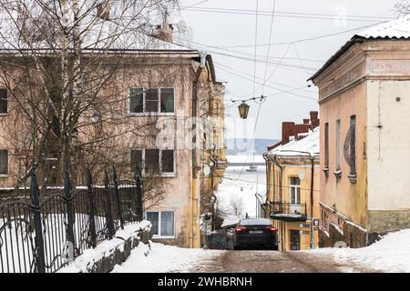 Vyborg, Russland - 18. Februar 2023: Straßenblick mit alten Wohnhäusern an einem Wintertag Stockfoto