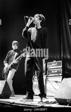 RICK WITTER, SHED SEVEN, 1997: Rick Witter von Shed Seven spielt am 14. April 1997 als Support für Beautiful South in der Cardiff International Arena CIA. Archivieren Sie die Aufnahme auf Diafilm. Foto: Rob Watkins. INFO: Shed Seven, eine britische Indie-Rock-Band, die 1990 gegründet wurde, erlangte in der Britpop-Ära der 90er Jahre einen Bekanntheitsgrad. Hits wie Chasing Rainbows und Alben wie A Maximum High zeigten ihren melodischen Sound. Stockfoto