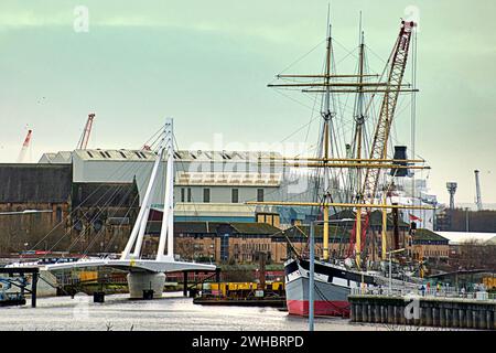 Glasgow, Schottland, Großbritannien. Februar 2024. Das Projekt der Govan-Partick Bridge umfasst den Bau einer neuen Fußgänger-/Radbrücke über den Fluss Clyde Cloudy und die Tanzwelle, das längste Wandgemälde der Stadt, feiert das Erbe des Flusses clyde und verläuft entlang des Ufers und veranschaulicht die Orte und die Geschichte der neuen Brücke nach govan wird neben dem Museum und dem Clipper-Schiff Glenlee gebaut, während das neueste Kriegsschiff der Marine hms glasgow auf der anderen Bank von Bae-Systemen gebaut wird. Credit Gerard Ferry/Alamy Live News Stockfoto