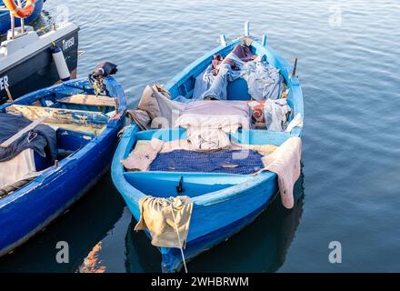 Fischerboot im Hafen von Bari, Region Apulien, Süditalien Stockfoto