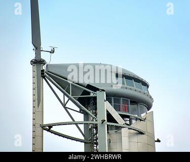 Glasgow, Schottland, Großbritannien. Februar 2024. Glasgow Tower Observation Pod Tower Hütte oder Plattform Close up Cloudy River and Dancing Wave das längste Wandgemälde der Stadt feiert das Erbe des Flusses clyde und verläuft entlang des Ufers und veranschaulicht seine Sehenswürdigkeiten und Geschichte, wo das Wissenschaftszentrum Tower Observation Pod hoch am Himmel steht. Credit Gerard Ferry/Alamy Live News Stockfoto