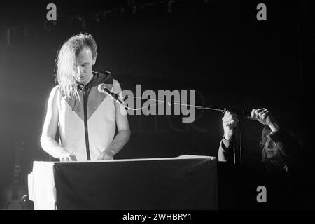 JULIAN COPE, KONZERT, 1998: Ein Roadie kämpft, um das Mikrofon einzustellen, während Julian Cope am 4. Februar 1998 live im Bristol Bierkeller spielt. Foto: Rob Watkins. INFO: Julian Cope, geboren 1957, ist ein englischer Musiker und Autor. Als Gründungsmitglied von The Teardrop Explodes erforscht seine Solokarriere psychedelischen Rock. Alben wie Peggy Suicide zeigen seinen eklektischen Sound, wobei der Einfluss von Cope über die Musik hinaus auch auf Literatur und Kulturkommentare ausdehnt. Stockfoto