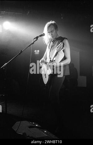 JULIAN COPE, KONZERT, 1998: Julian Cope live am 4. Februar 1998 im Bristol Bierkeller. Foto: Rob Watkins. INFO: Julian Cope, geboren 1957, ist ein englischer Musiker und Autor. Als Gründungsmitglied von The Teardrop Explodes erforscht seine Solokarriere psychedelischen Rock. Alben wie Peggy Suicide zeigen seinen eklektischen Sound, wobei der Einfluss von Cope über die Musik hinaus auch auf Literatur und Kulturkommentare ausdehnt. Stockfoto