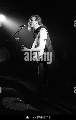 JULIAN COPE, KONZERT, 1998: Julian Cope live am 4. Februar 1998 im Bristol Bierkeller. Foto: Rob Watkins. INFO: Julian Cope, geboren 1957, ist ein englischer Musiker und Autor. Als Gründungsmitglied von The Teardrop Explodes erforscht seine Solokarriere psychedelischen Rock. Alben wie Peggy Suicide zeigen seinen eklektischen Sound, wobei der Einfluss von Cope über die Musik hinaus auch auf Literatur und Kulturkommentare ausdehnt. Stockfoto