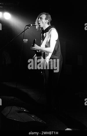 JULIAN COPE, KONZERT, 1998: Julian Cope live am 4. Februar 1998 im Bristol Bierkeller. Foto: Rob Watkins. INFO: Julian Cope, geboren 1957, ist ein englischer Musiker und Autor. Als Gründungsmitglied von The Teardrop Explodes erforscht seine Solokarriere psychedelischen Rock. Alben wie Peggy Suicide zeigen seinen eklektischen Sound, wobei der Einfluss von Cope über die Musik hinaus auch auf Literatur und Kulturkommentare ausdehnt. Stockfoto