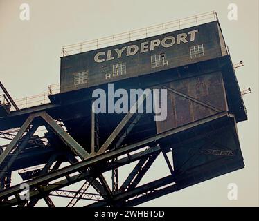 Glasgow, Schottland, Großbritannien. Februar 2024. Der Finnieston Crane ist ein riesiger Freischwinger Wolkenkran am Flussufer und tanzende Welle das längste Wandbild der Stadt feiert das Erbe des Flusses clyde und verläuft entlang des Ufers und veranschaulicht seine Sehenswürdigkeiten und Geschichte, wo der clyde titan Kran in Finneston nahe der bbc das Ufer dominiert. Credit Gerard Ferry/Alamy Live News Stockfoto