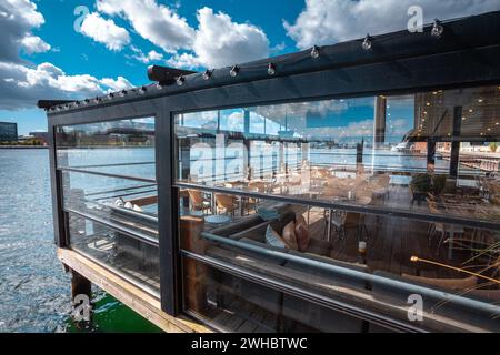 Restaurant auf dem Wasser in Kopenhagen, Restaurants mit Aussicht in Kalvebod Brygge, København V Stockfoto