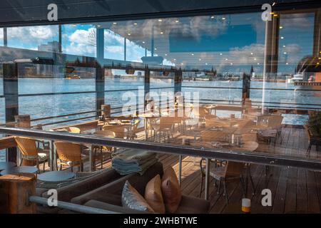 Restaurant auf dem Wasser in Kopenhagen, Restaurants mit Aussicht in Kalvebod Brygge, København V Stockfoto