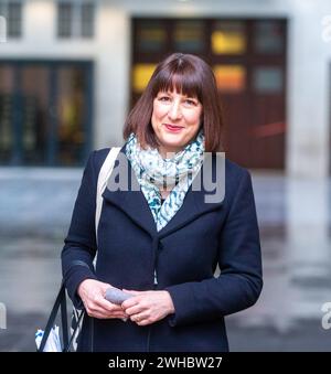 London, Vereinigtes Königreich. Februar 2024. Schattenkanzlerin Rachel Reeves verlässt die BBC, nachdem sie in der Tin-Breakfast-Show zu sehen war Stockfoto