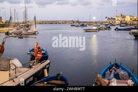 Uferpromenade Imperatore Augusto Straße bei Sonnenuntergang, historisches Zentrum von Bari, Apulien Region ( Apuleia ), Italien Stockfoto